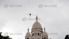 パリで命綱なしで地上35メートルの綱渡り、数百人が見守る
